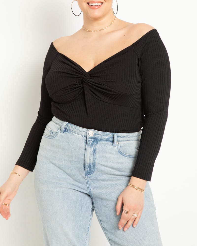 Front of a model wearing a size 26/28 Off The Shoulder Top With Twist- Black Onyx in Black Onyx by ELOQUII. | dia_product_style_image_id:283713